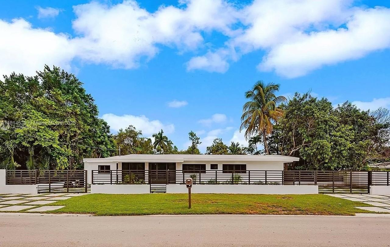 6025 Southwest 72nd Avenue - Photo 4 of 30