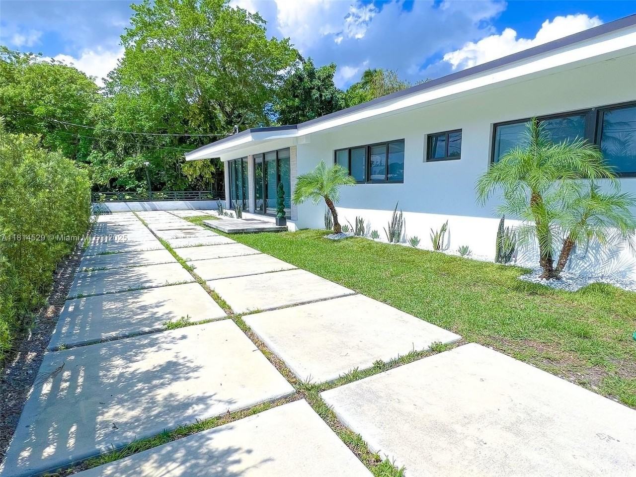 6025 Southwest 72nd Avenue - Photo 6 of 30