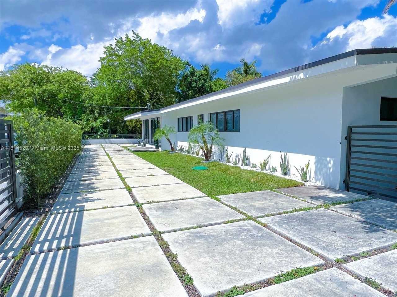 6025 Southwest 72nd Avenue - Photo 7 of 30