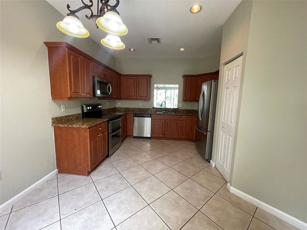 5031 Madison Lakes Cir W - Photo 3 of 8