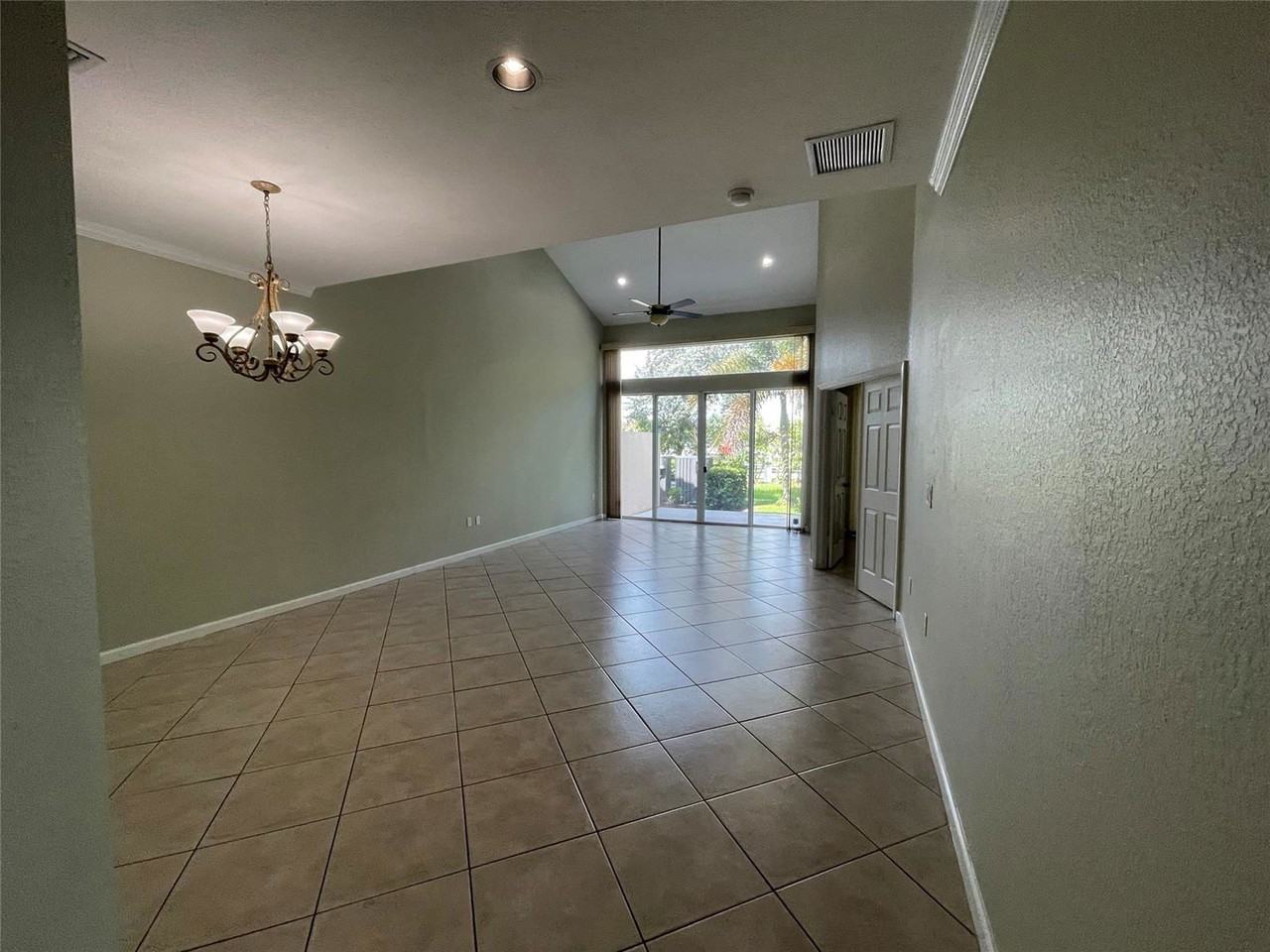 5031 Madison Lakes Cir W - Photo 7 of 8