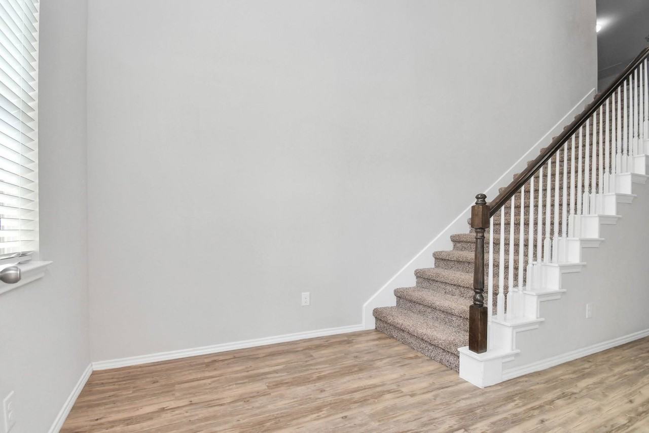 9830 Laurel Lake Dr - Photo 3 of 8