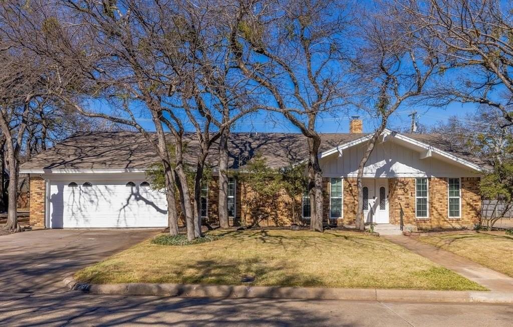 701 Kentwood Cir - Photo 2 of 39