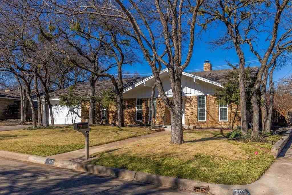 701 Kentwood Cir - Photo 3 of 39