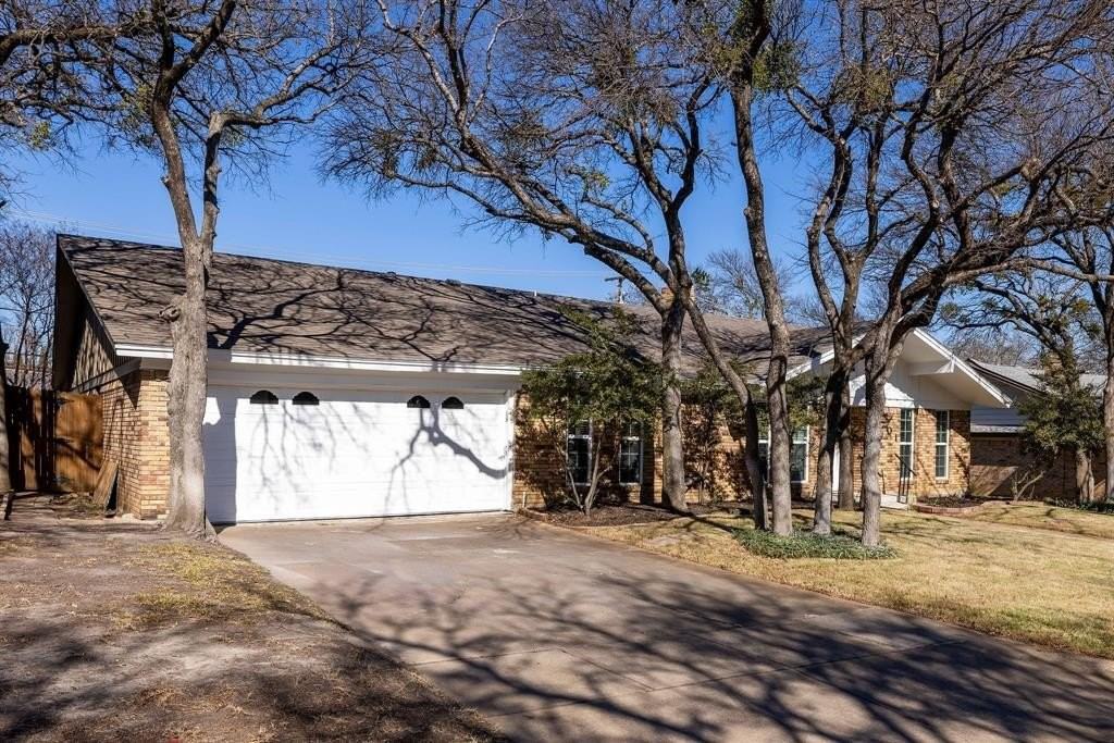 701 Kentwood Cir - Photo 4 of 39