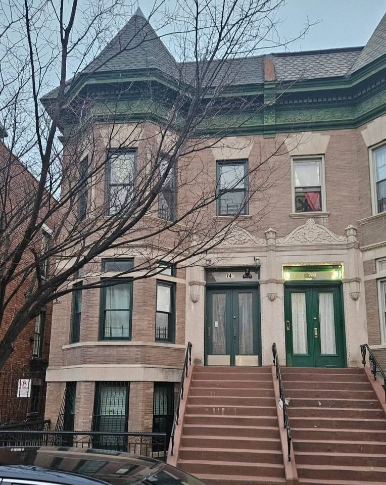 749 Kelly St - Photo 2 of 10