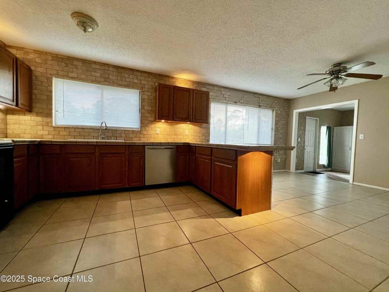 202 Cocoa St Se - Photo 5 of 6