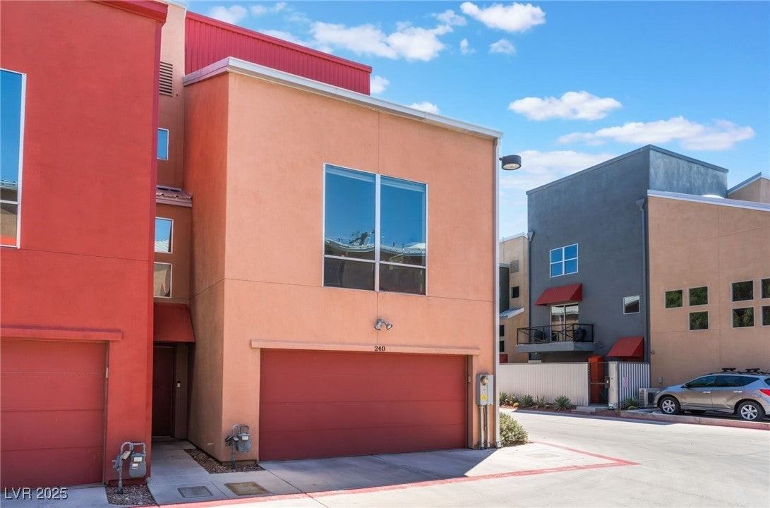 240 Tower St - Photo 4 of 39