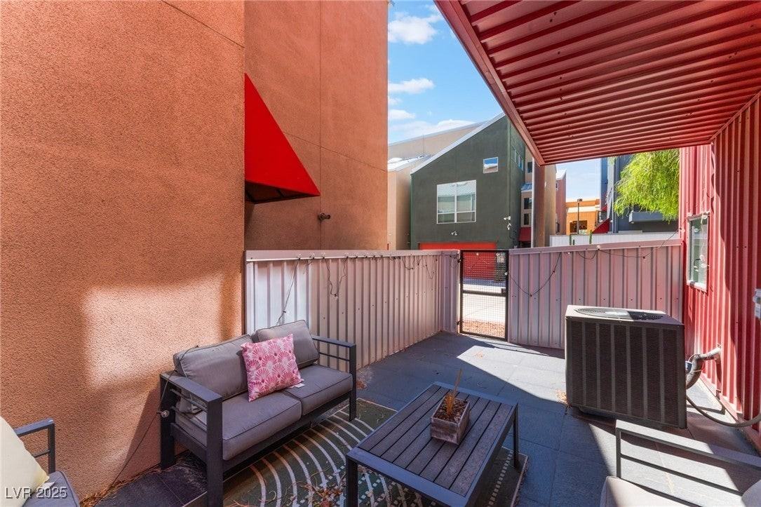 240 Tower St - Photo 6 of 39