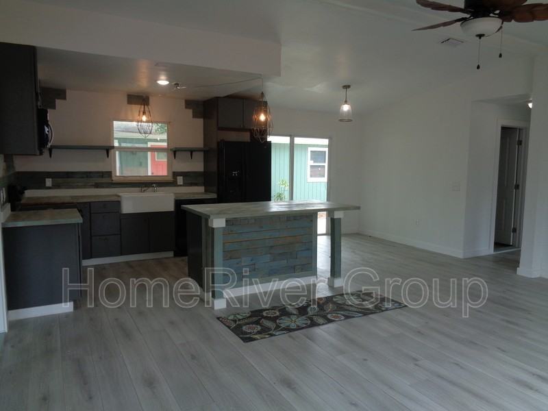 117 Ne 8th St - Photo 2 of 23
