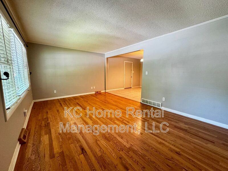 5431 Outlook St - Photo 3 of 34