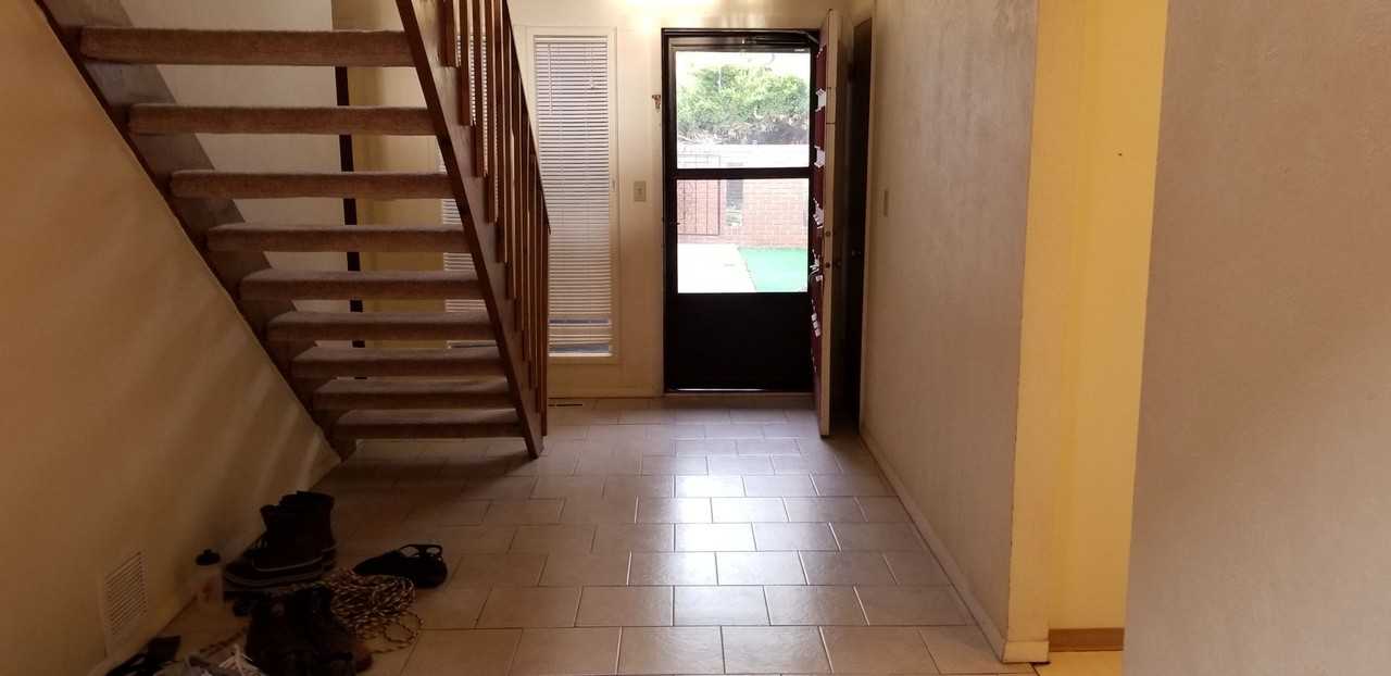 859 Roxwood Ln - Photo 2 of 32