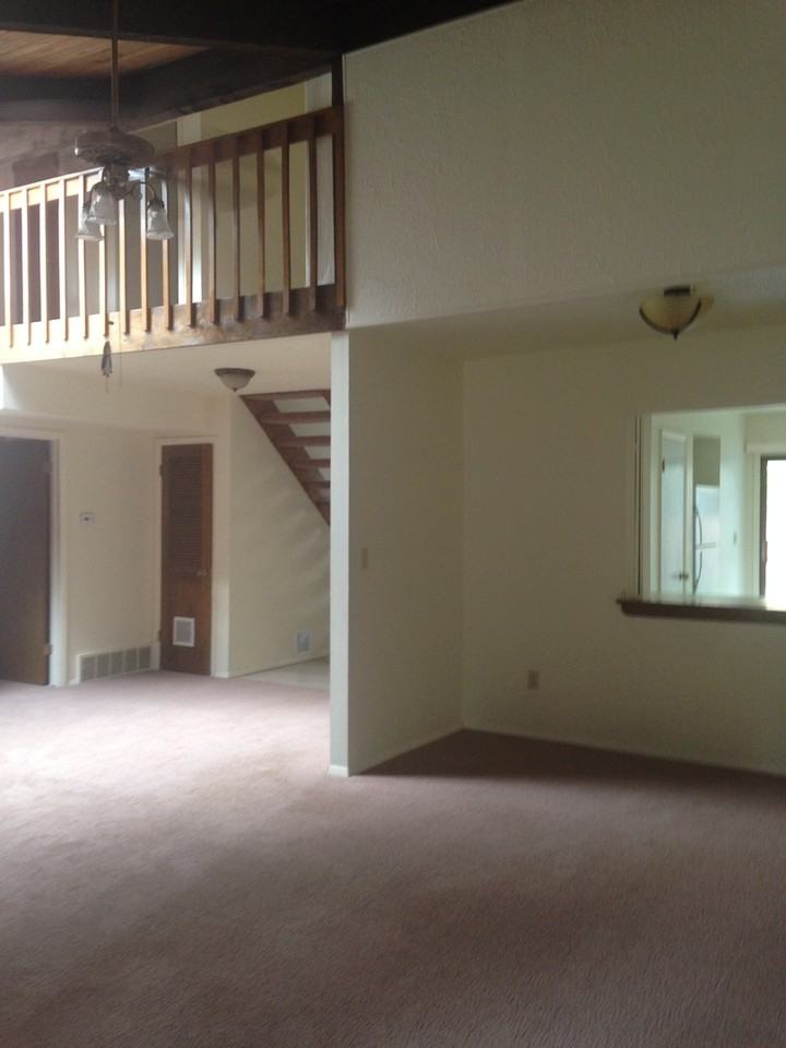 859 Roxwood Ln - Photo 4 of 32