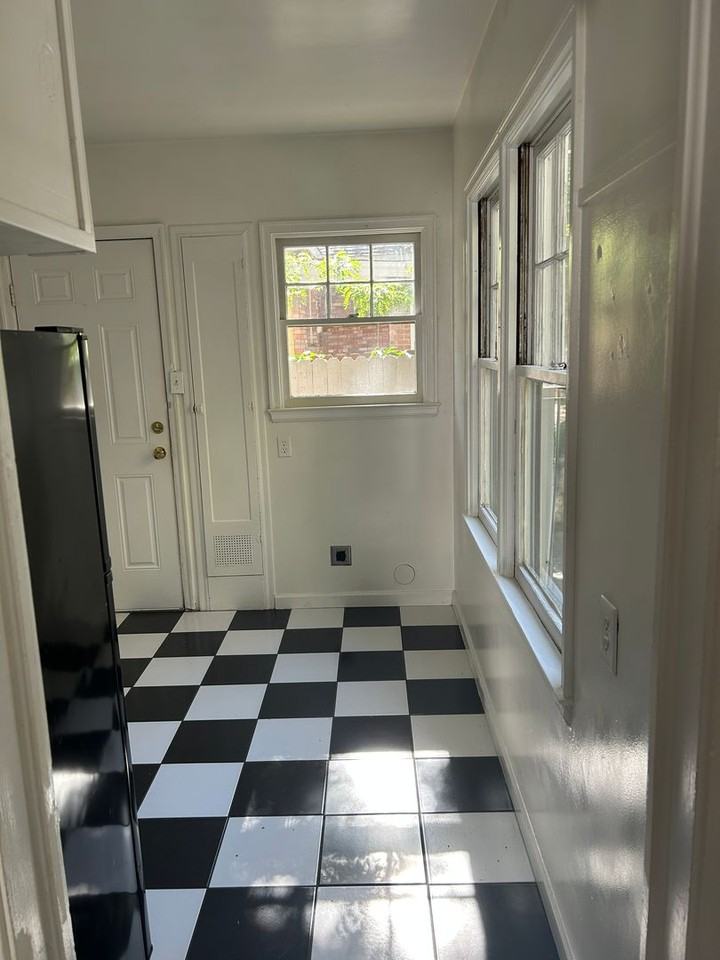 640 Burns St - Photo 6 of 16