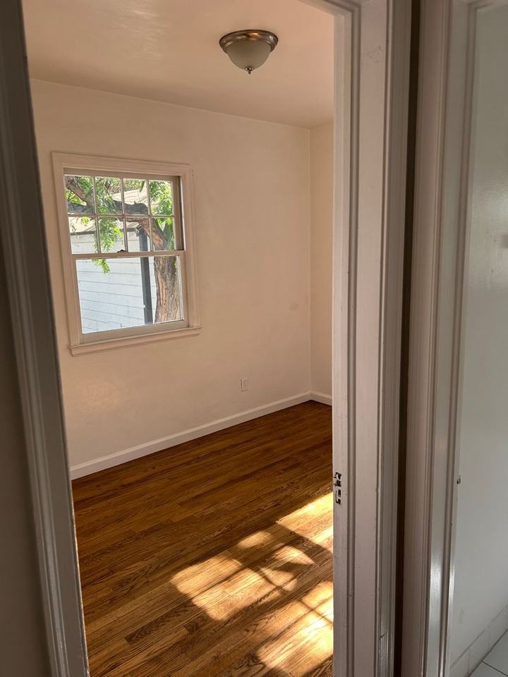640 Burns St - Photo 7 of 16