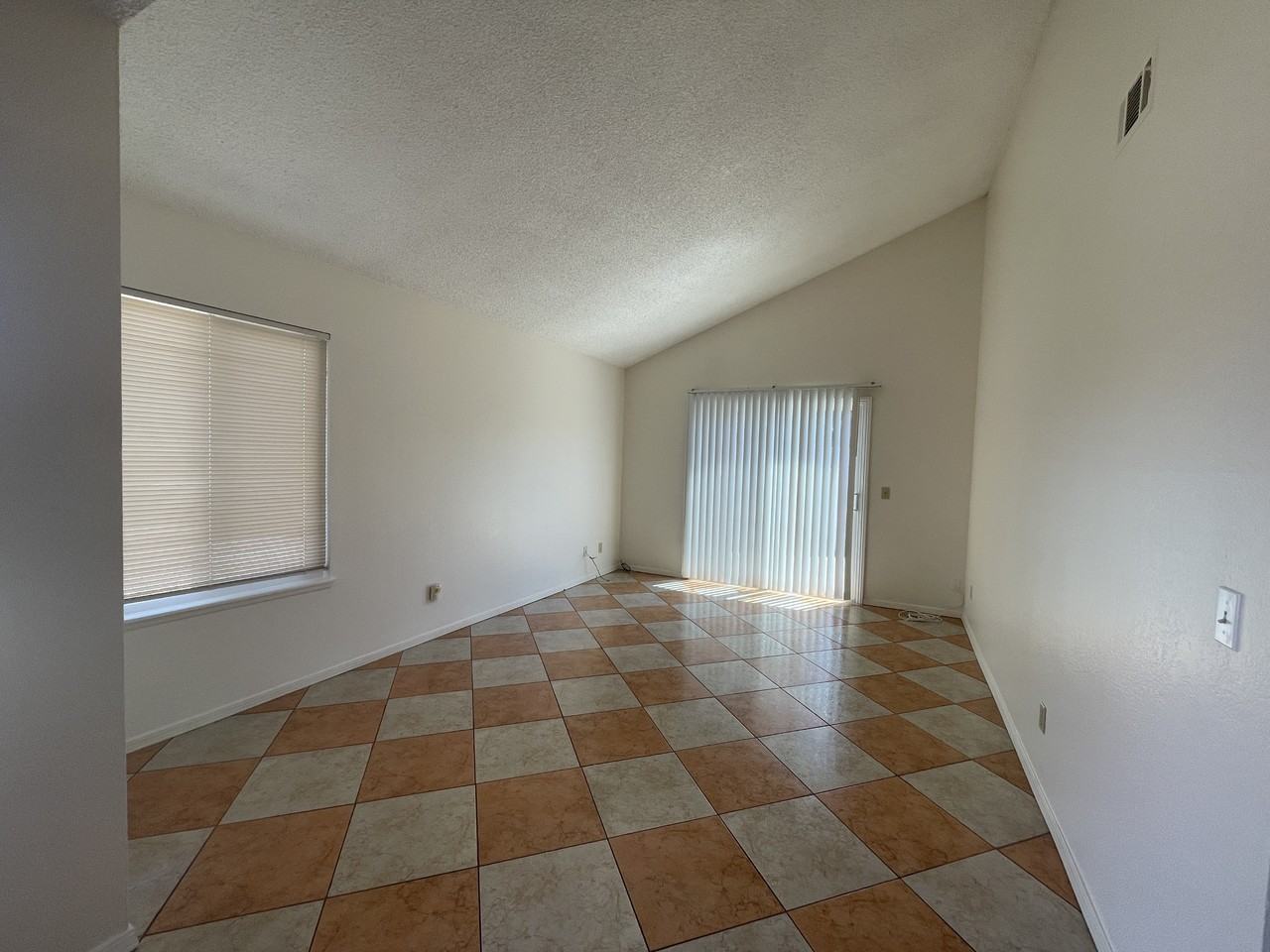 1118 Parkside Way - Photo 2 of 16