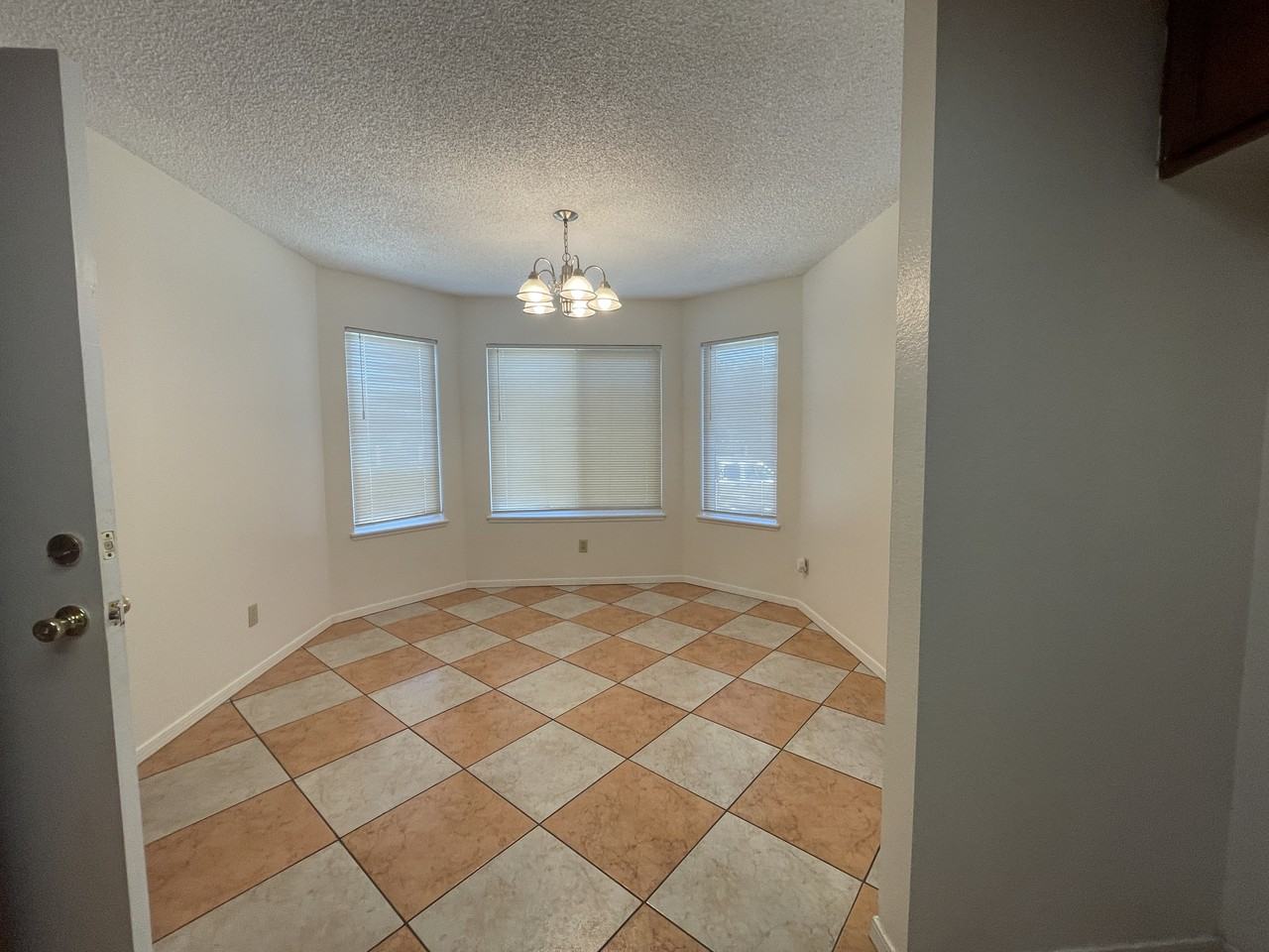 1118 Parkside Way - Photo 3 of 16