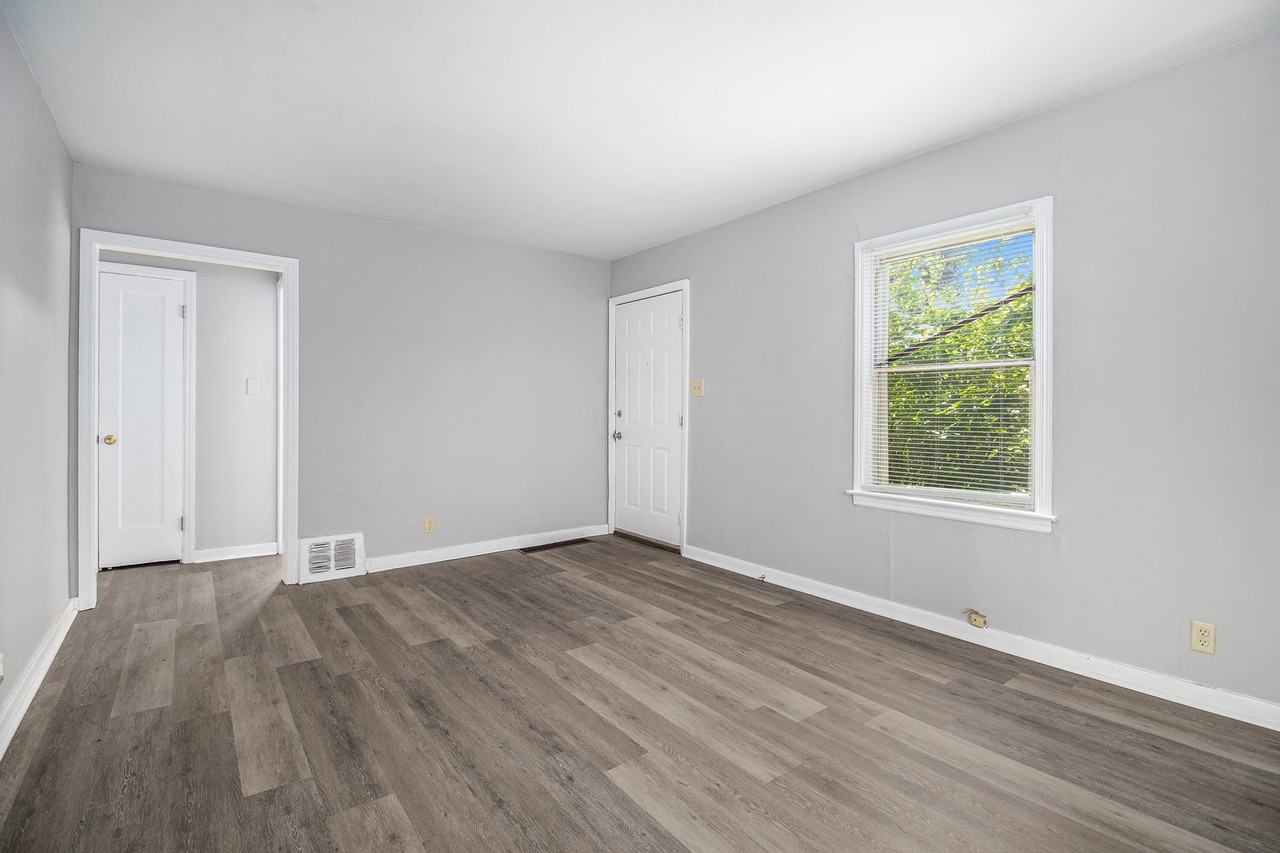 1318 Eclipse Pl - Photo 3 of 17