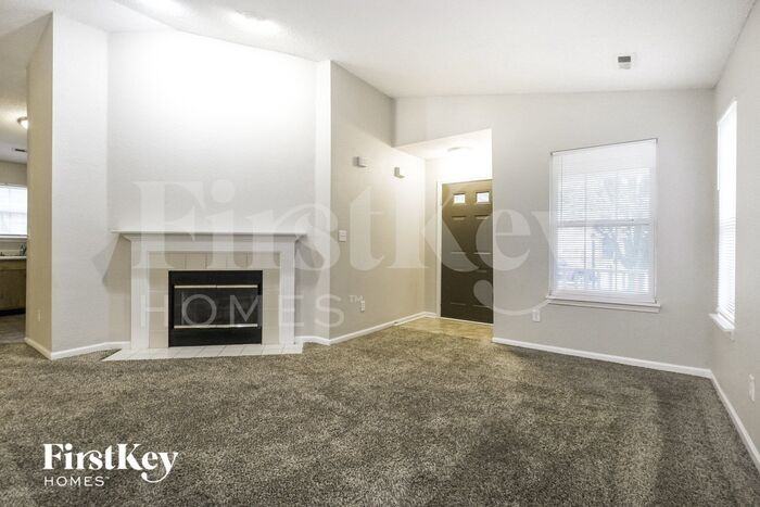 5248 Bluff View Dr - Photo 2 of 15