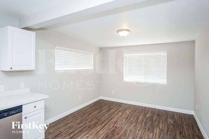 5060 Newton Dr - Photo 3 of 15