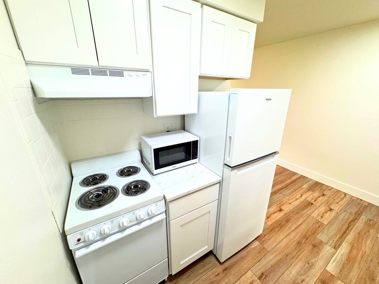 305CL - Photo 3 of 15