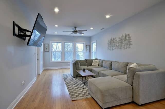 5713 W Ainslie St #2 - Photo 2 of 8