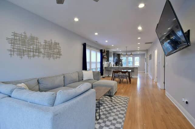 5713 W Ainslie St #2 - Photo 3 of 8