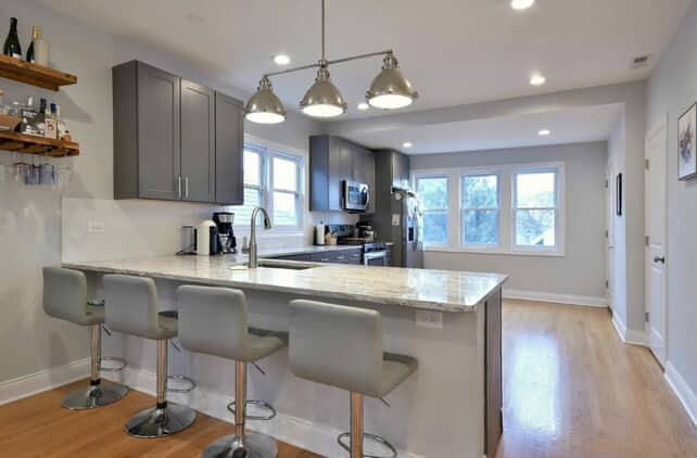 5713 W Ainslie St #2 - Photo 4 of 8