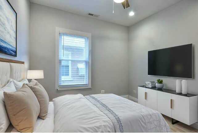 5713 W Ainslie St #2 - Photo 6 of 8