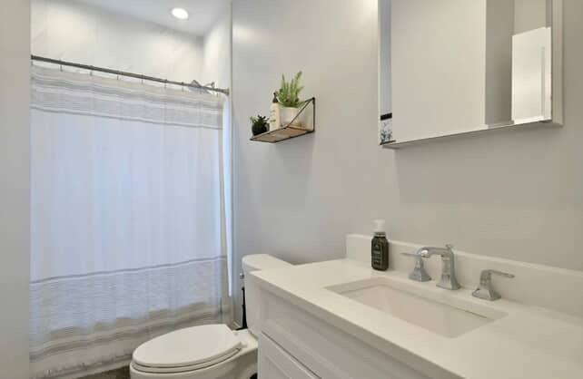 5713 W Ainslie St #2 - Photo 7 of 8