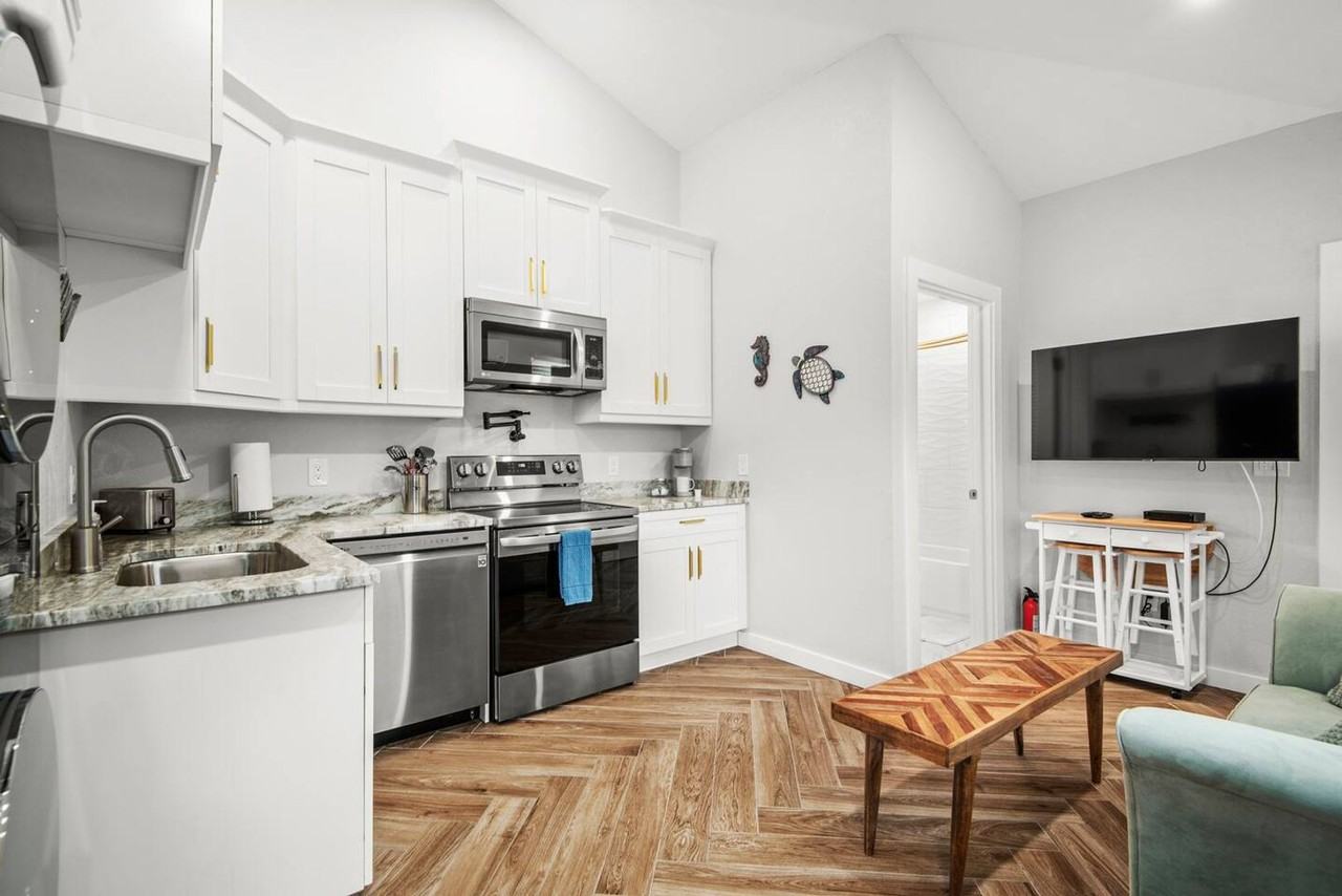 403 Dunedin Rentals LLC - Photo 3 of 21