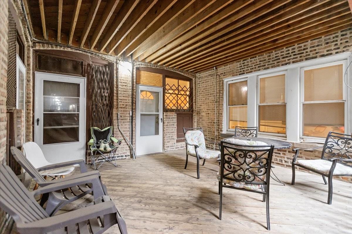 2465 N Clark St #2 - Photo 3 of 10