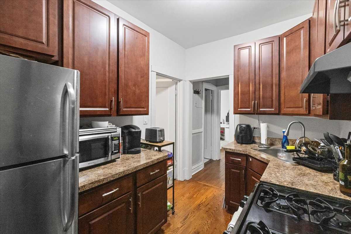 2465 N Clark St #2 - Photo 4 of 10