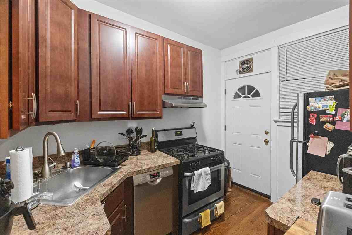 2465 N Clark St #2 - Photo 7 of 10