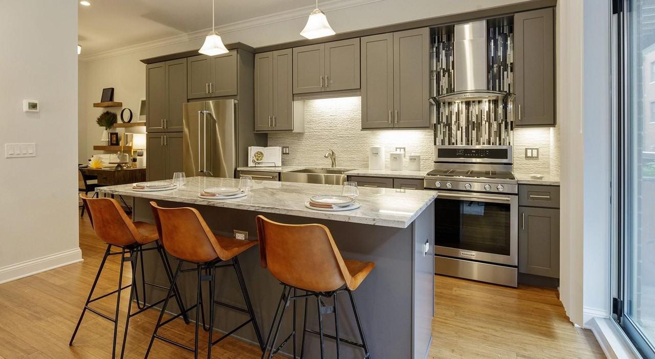 1031 W Monroe St #3 - Photo 2 of 15