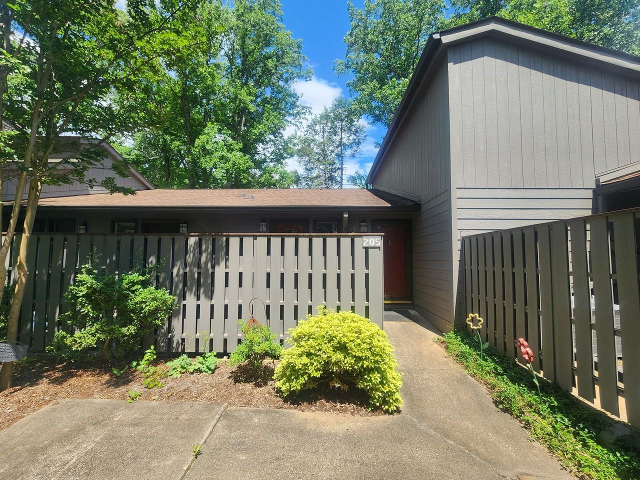 205 Crowfields Dr - Photo 2 of 14