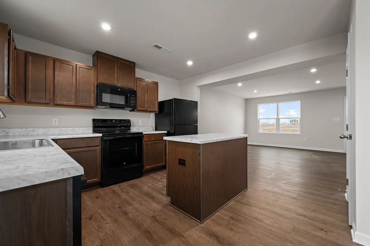 1018 Cambria Ln - Photo 4 of 19