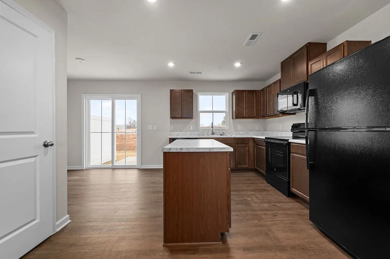 1018 Cambria Ln - Photo 7 of 19