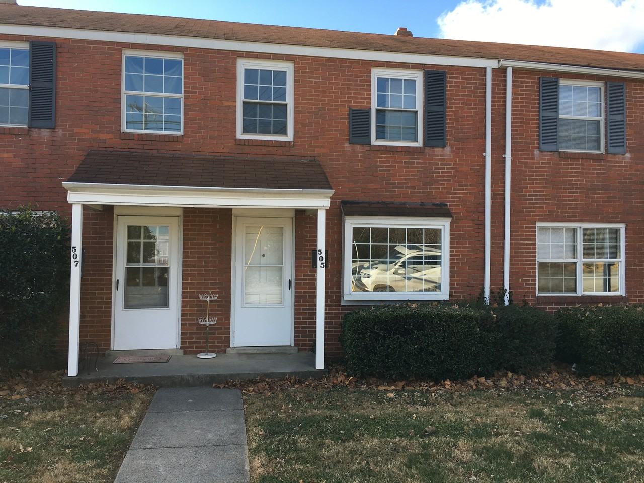 Elizabeth Heights - Photo 2 of 10