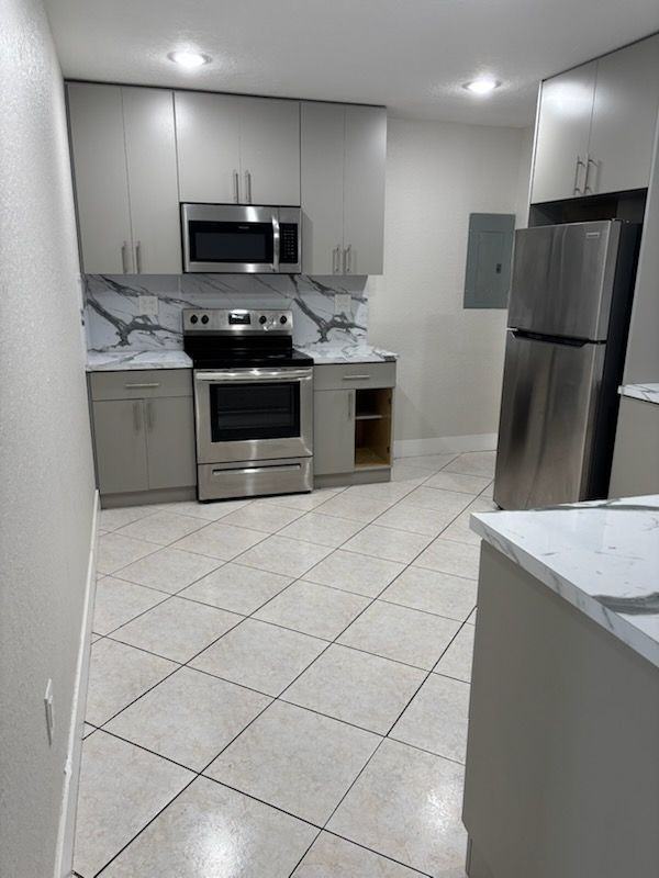 846 W 31st St ##1 - Photo 2 of 4