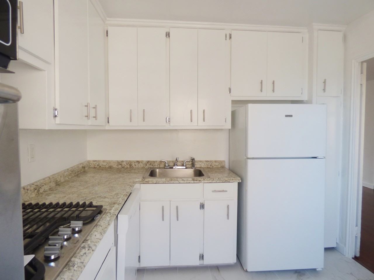 91 Strawberry Hill Ave - Photo 4 of 26