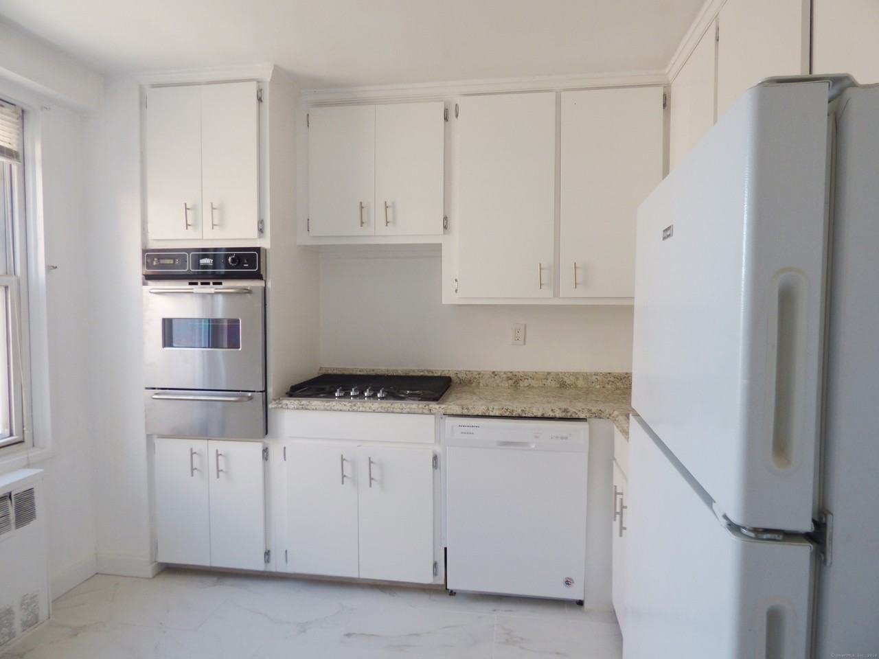 91 Strawberry Hill Ave - Photo 5 of 26