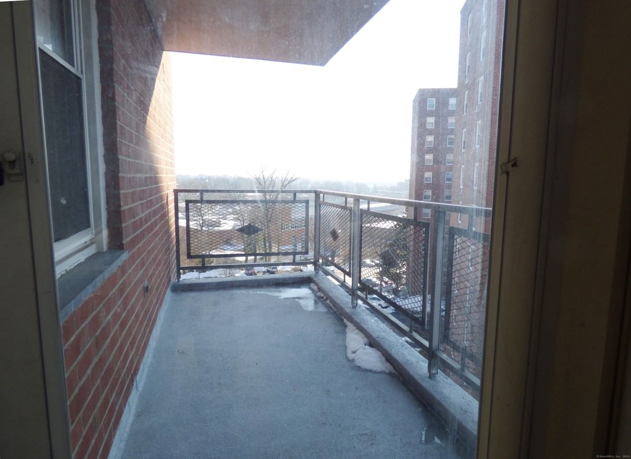 91 Strawberry Hill Ave - Photo 7 of 26