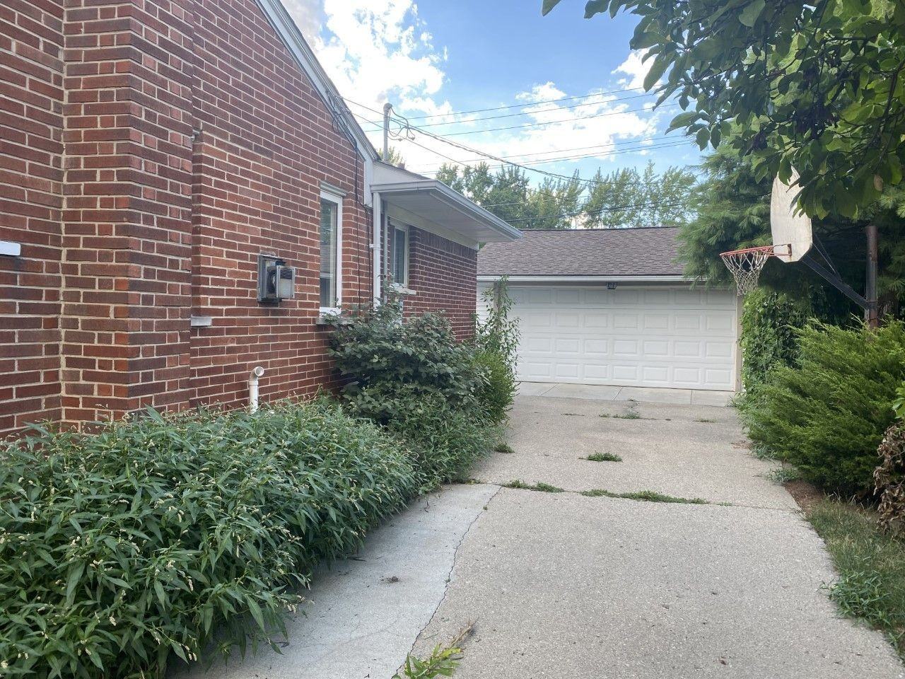 21039 Danbury St - Photo 2 of 22