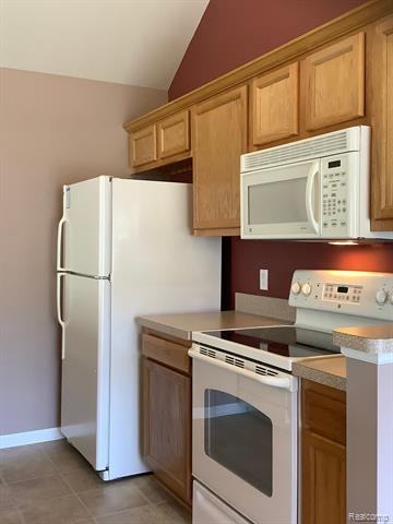 8484 Heywood Cir - Photo 5 of 25