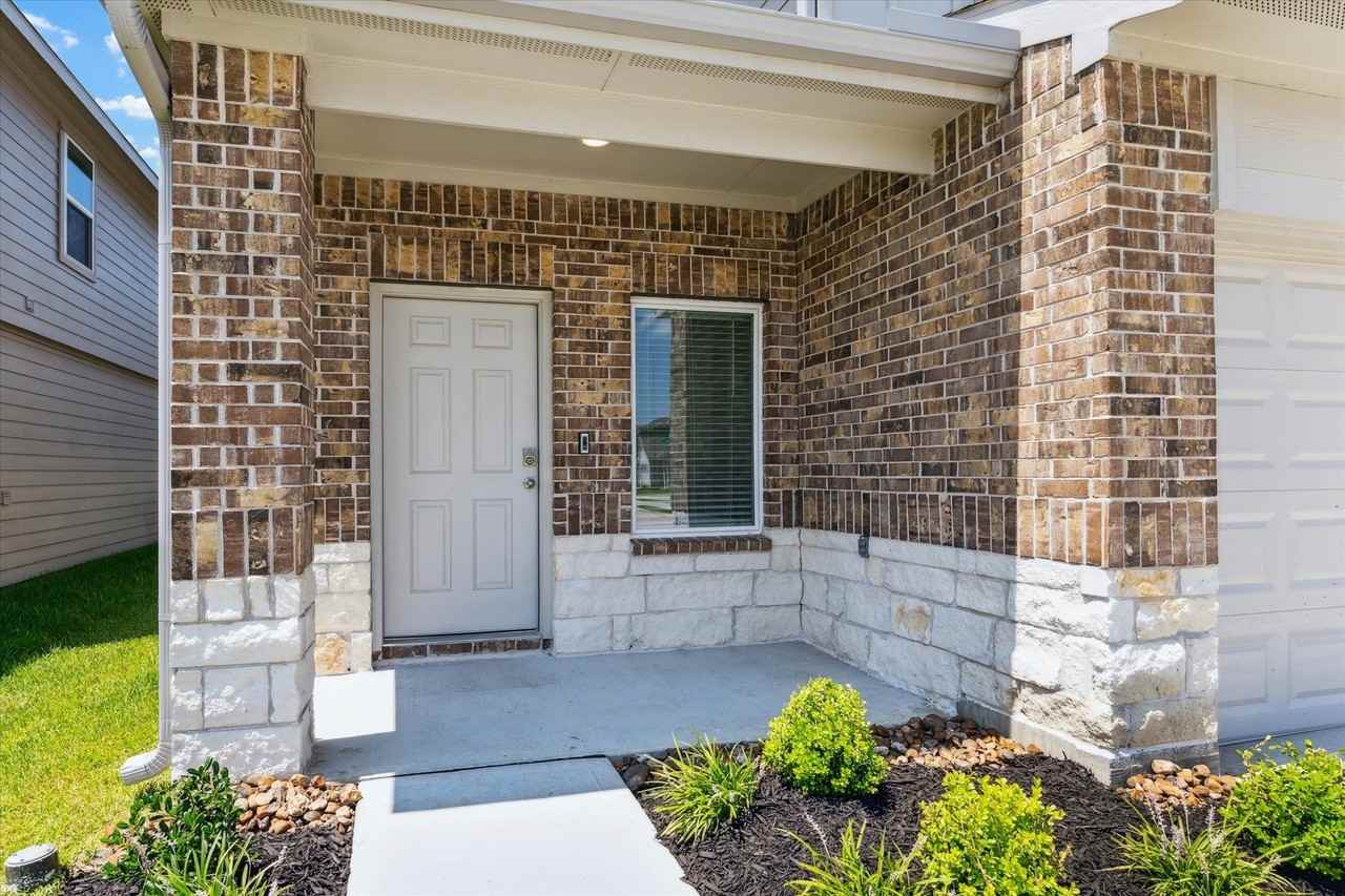 1915 Sable Hollow Dr - Photo 2 of 26