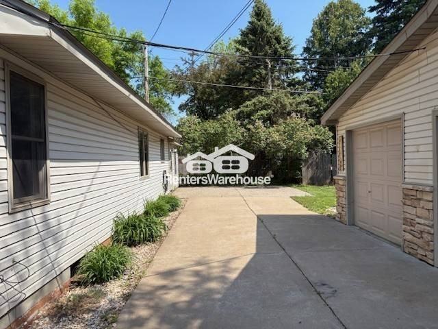 132 Elm St S - Photo 3 of 19