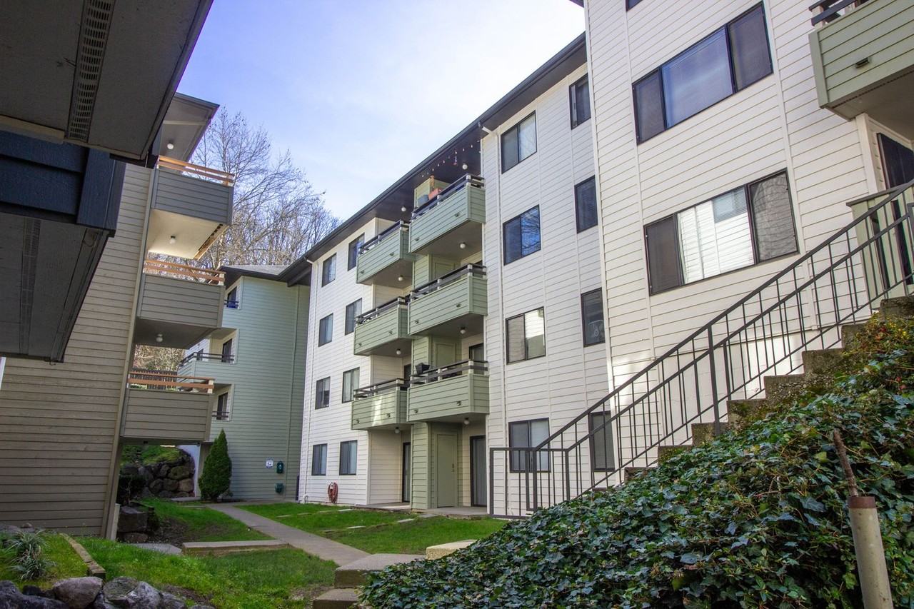 Willow Court Apartments - Photo 2 of 50