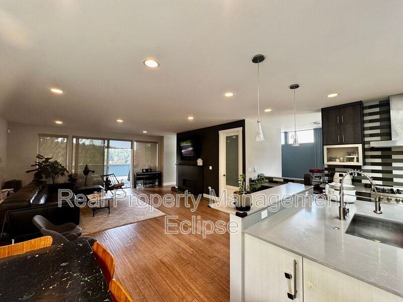5034 Puget Blvd Sw - Photo 3 of 15