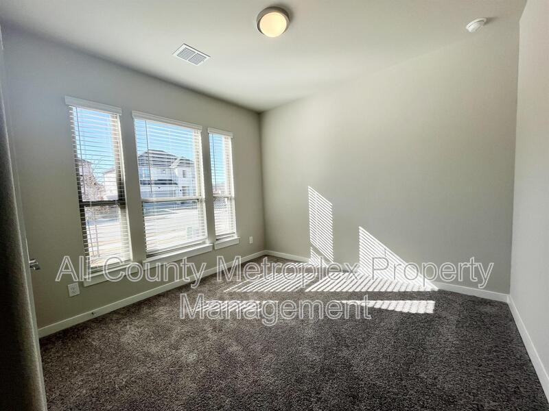 1904 Edgewater St - Photo 2 of 10